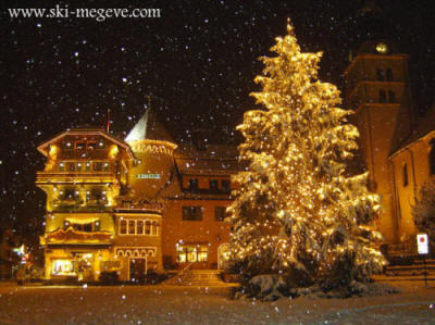 Le centre de la Station de Ski de  Megève et la féérie de ses chutes de neige devant le sapin de Noël.